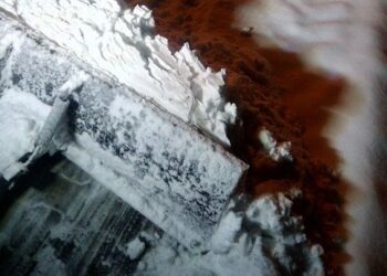 Tarnobrzeg. Strażacy ochotnicy wspierają RDM w odśnieżaniu.