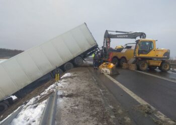 Chmielów. Wyciągają TIRa. Krajowa 9 jest nieprzejezdna