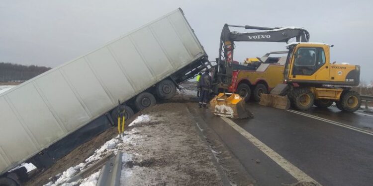 Chmielów. Wyciągają TIRa. Krajowa 9 jest nieprzejezdna