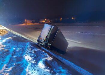 Tarnobrzeg: Droga w Chmielowie z utrudnieniami, tir spadł z wiaduktu