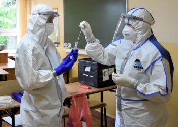 Świętokrzyskie: Terytorialsi pobierają wymazy od nauczycieli.