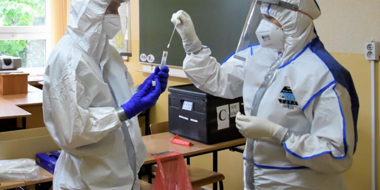 Świętokrzyskie: Terytorialsi pobierają wymazy od nauczycieli.