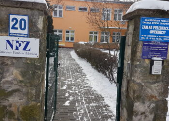 Tarnobrzeg. Koronawirus się przetoczył. Pacjenci i personel po pierwszej dawce szczepionki.