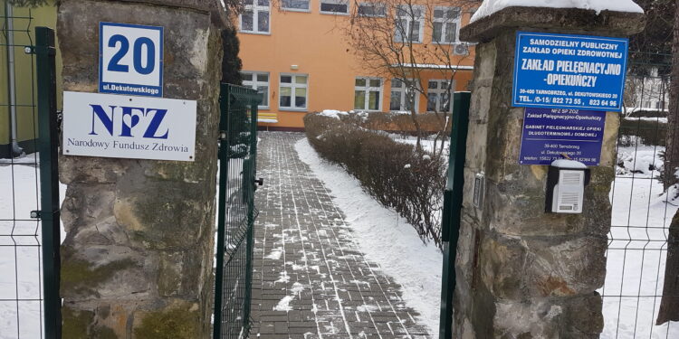 Tarnobrzeg. Koronawirus się przetoczył. Pacjenci i personel po pierwszej dawce szczepionki.