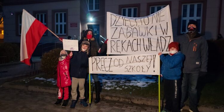 Sandomierz: Rodzice nie chcą przenosin szkoły.