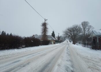 Sandomierz: Śnieg, lód, zaspy – miejskie drogi odśnieżane ale sytuacja trudna.