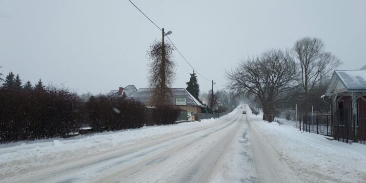 Sandomierz: Śnieg, lód, zaspy – miejskie drogi odśnieżane ale sytuacja trudna.