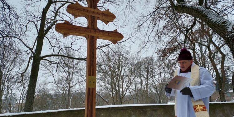 Sandomierz: Koło katedry stanął krzyż morowy.