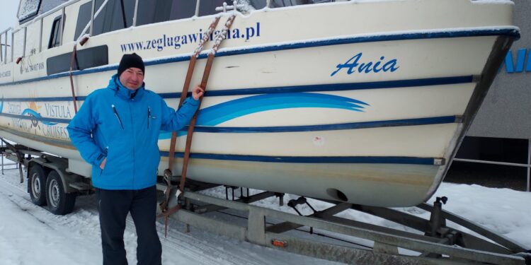 Sandomierz: Żeglowanie zimą? Łukasz Krajewski płynie do Gdańska.