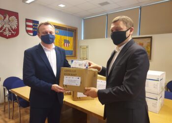 Sandomierz: Tysiące sztuk środków ochrony osobistej trafiło dziś do jednostek na terenie powiatu.