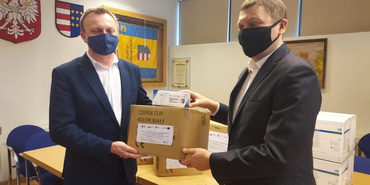 Sandomierz: Tysiące sztuk środków ochrony osobistej trafiło dziś do jednostek na terenie powiatu.