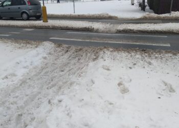 Mielec: Brodzą w śniegu na przejściach dla pieszych