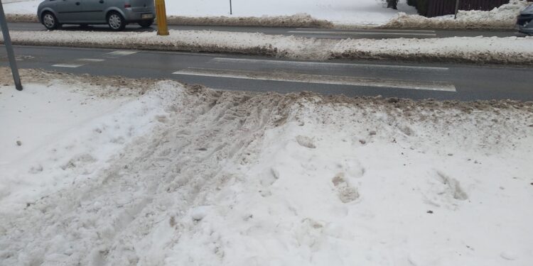 Mielec: Brodzą w śniegu na przejściach dla pieszych