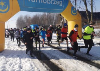 Tarnobrzeg. Zimą pobiegli wokół jeziora