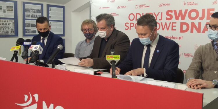 Mielec: Umowa na zadaszenie boiska piłkarskiego podpisana!