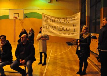 Sandomierz: Protestujący rodzice uczniów Szkoły Podstawowej nr 2 zapowiedzieli referendum w sprawie odwołania burmistrza.