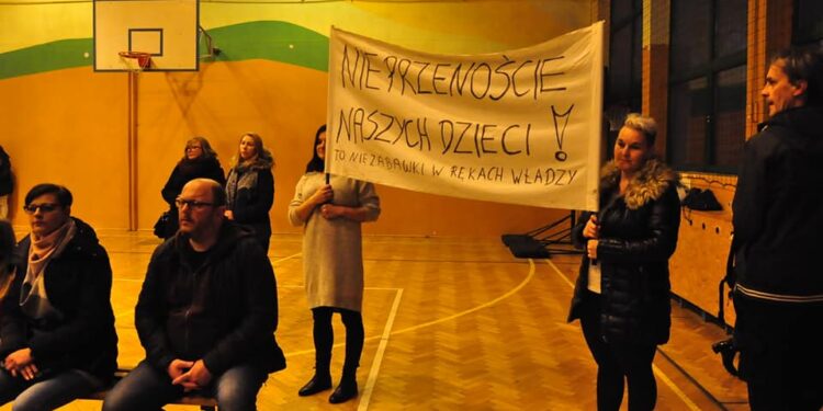 Sandomierz: Protestujący rodzice uczniów Szkoły Podstawowej nr 2 zapowiedzieli referendum w sprawie odwołania burmistrza.