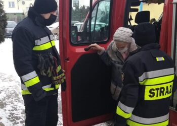 Sandomierz: Strażacy ochotnicy dowożą seniorów na szczepienia.