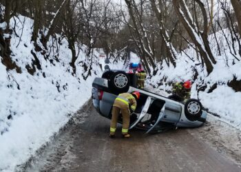 Sandomierz: Dachowanie dwóch pojazdów w wąwozie Salve Regina.