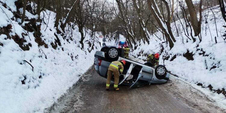 Sandomierz: Dachowanie dwóch pojazdów w wąwozie Salve Regina.
