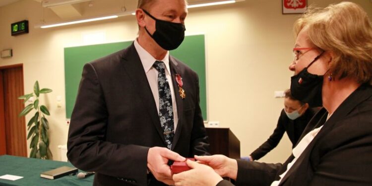 Tarnobrzeg. Prorektor PUZ odznaczony Złotym Krzyżem Zasługi