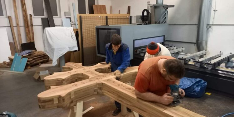 Sandomierz: Krzyż morowy stanie koło katedry.