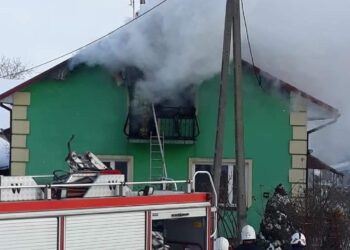 Gągolin, Łoniów: Pożar domu. Trwa akcja gaśnicza.