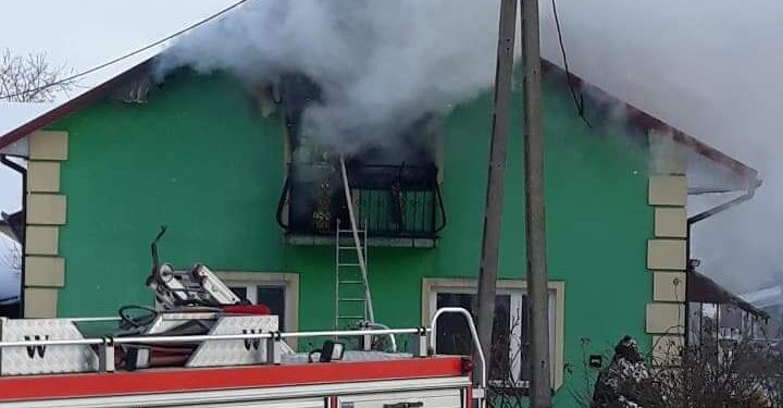 Gągolin, Łoniów: Pożar domu. Trwa akcja gaśnicza.