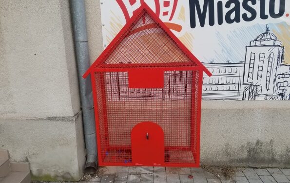 Stalowa Wola: Pomóż bezdomnym zwierzakom wrzucając nakrętki do StalowejBudki