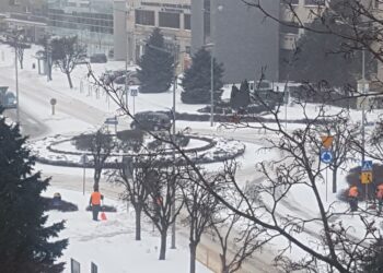 Tarnobrzeg. Walczą o utrzymanie przejezdności. Śnieg ma ciągle padać.