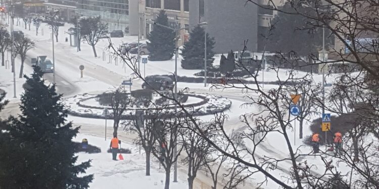 Tarnobrzeg. Walczą o utrzymanie przejezdności. Śnieg ma ciągle padać.
