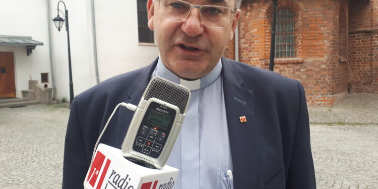 Sandomierz: Caritas przygotowuje paczki świąteczne dla rodzin.