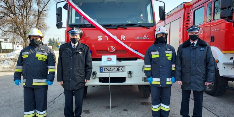 Mściów, Nowy Kamień : Strażacy ochotnicy otrzymali samochód ratowniczo-gaśniczy.