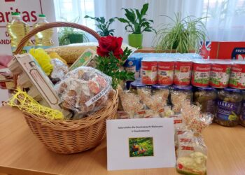 Sandomierz: Świąteczne kosze od Caritas dla placówek dla bezdomnych i potrzebujących.