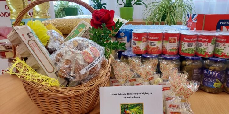 Sandomierz: Świąteczne kosze od Caritas dla placówek dla bezdomnych i potrzebujących.