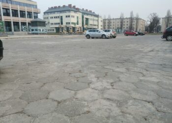 Stalowa Wola: Zagospodarowanie terenu między biblioteką i ZUSem jeszcze musi poczekać