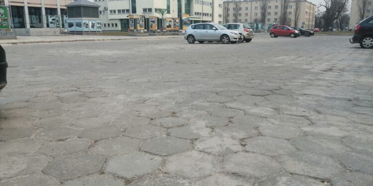 Stalowa Wola: Zagospodarowanie terenu między biblioteką i ZUSem jeszcze musi poczekać