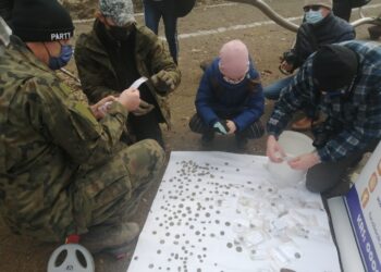 Sandomierz: Monety, guziki, drobiazgi – eksploratorzy przeszukali park.