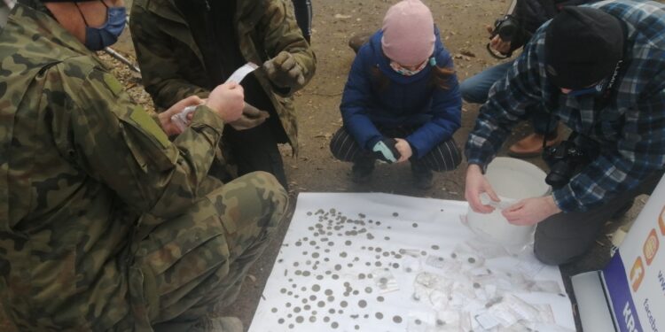 Sandomierz: Monety, guziki, drobiazgi – eksploratorzy przeszukali park.