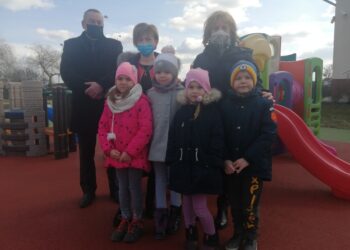 Sandomierz: Kiermasz świąteczny dla chorego Bartusia – przedszkolaki i uczniowie łączą siły.