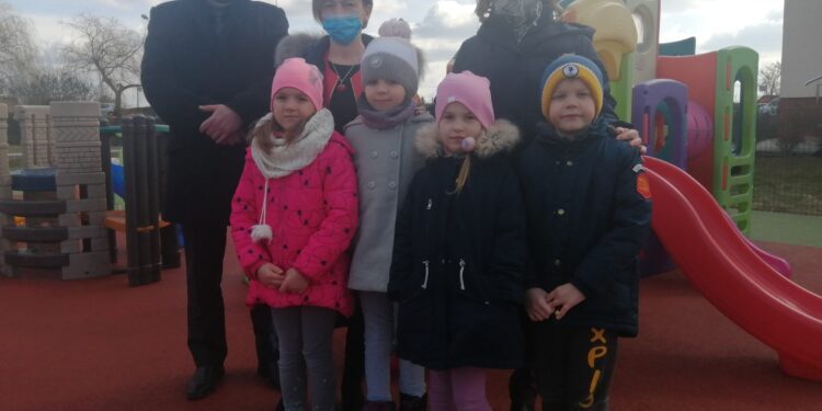 Sandomierz: Kiermasz świąteczny dla chorego Bartusia – przedszkolaki i uczniowie łączą siły.