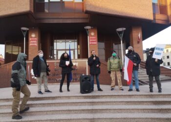 Tarnobrzeg. Protest przed budynkiem sądów i prokuratur