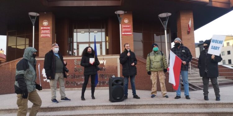 Tarnobrzeg. Protest przed budynkiem sądów i prokuratur