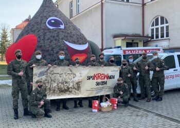 Sandomierz: „SpoKREWnieni służbą”.