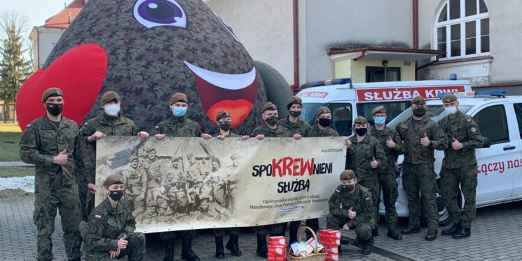 Sandomierz: „SpoKREWnieni służbą”.