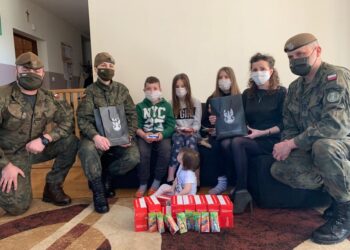 Łoniów: Czekolady dla dzieci od sandomierskich terytorialsów.