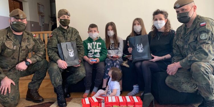 Łoniów: Czekolady dla dzieci od sandomierskich terytorialsów.