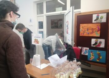 Sandomierz: Caritas wydaje świąteczne paczki żywnościowe.