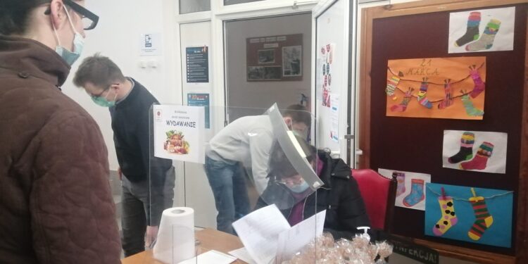 Sandomierz: Caritas wydaje świąteczne paczki żywnościowe.