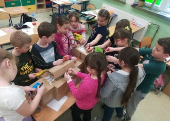 Gieraszowice: Być jak Ignacy… (Łukasiewicz). Uczniowie poznają nowoczesne środki transportu.